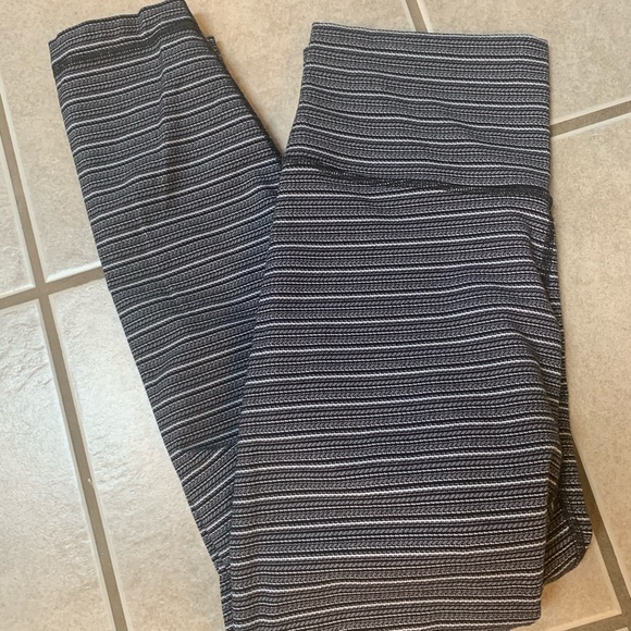 Lululemon black white striped wonder unders 7/8 - Picture 1 of 2